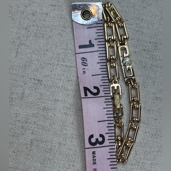 Elegant Givenchy Gold Link Bracelet - Picture 6 of 6